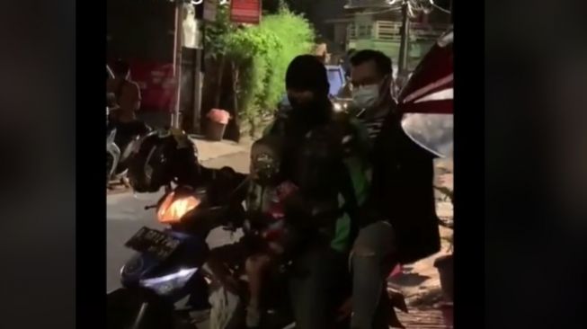 Viral Penumpang Dibikin Terenyuh Lihat Ojol Bawa Anak saat Kerja, Perjuangan Bapak yang Sesungguhnya