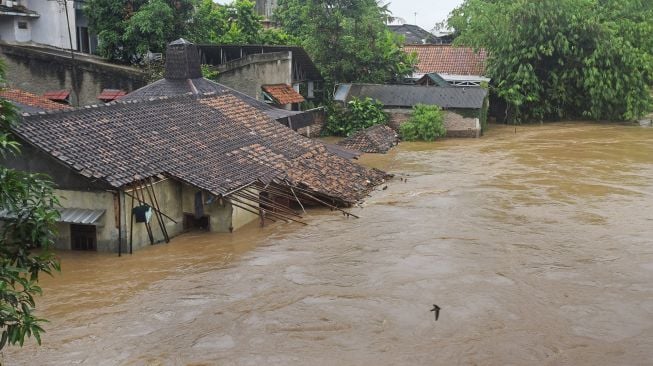 Sejumlah rumah terendam banjir di Kampung Pekarungan Kota Serang, Banten, Selasa (1/3/2022).  ANTARA FOTO/Asep Fathulrahman