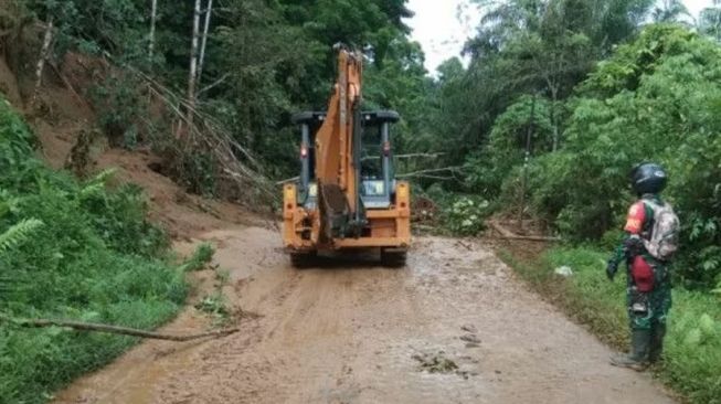 Longsor di Rimbo Kejahatan Pasaman Barat Hambat Akses Penyaluran Bantuan Korban Gempa