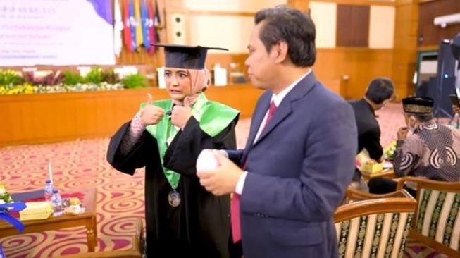 Potret Arafah Rianti wisuda. [Youtube Arafah Rianti]