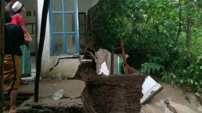 Ponpes di Padarincang Serang Ambruk Diterjang Banjir Saat Adzan Subuh
