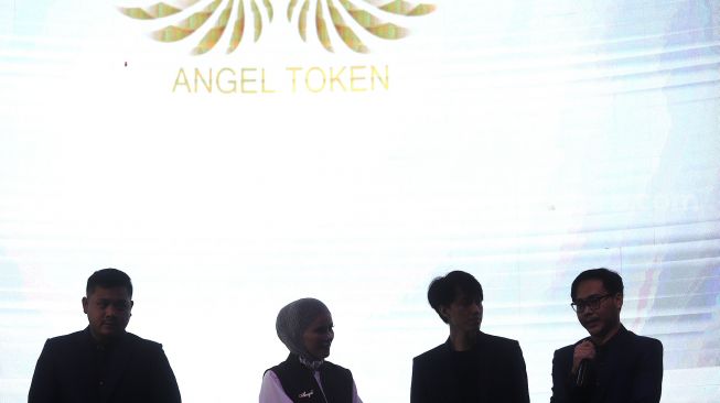 Aktris Angel Lelga memberikan keterangan saat perkenalan Angel Token di Holywings Senayan, Jakarta, Selasa (1/3/2022). [Suara.com/Angga Budhiyanto]
