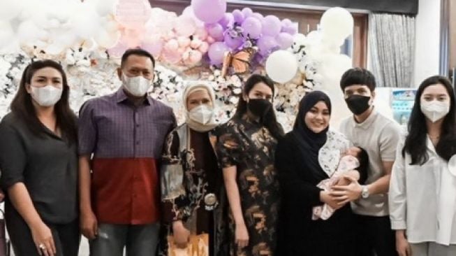 Ketua MPR Menjenguk Putri Atta Halilintar dan Aurel Hermansyah, Netizen: Wajar Aja Papa Ameena kan Bestie Sama Bamsoet