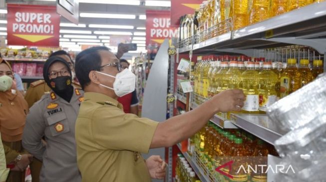 Sidak Stok Minyak Goreng, Wali Kota Metro Wahdi Siradjuddin Temukan Praktik Terlarang di Toko Ritel