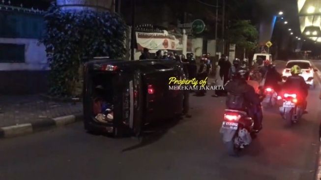 Diduga Hilang Kendali, Mobil yang Dikemudikan WNA Cina Terguling di Kemang Jaksel