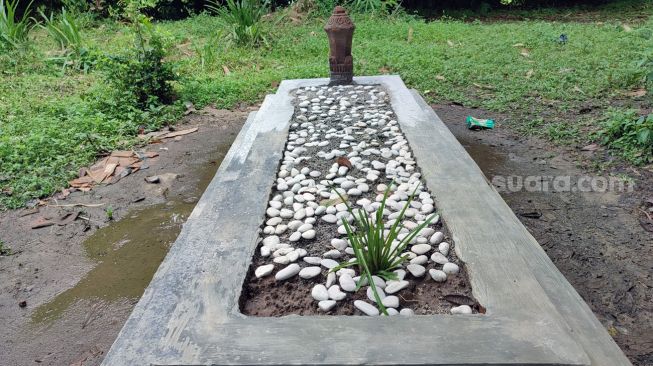 Kondisi makam yang ramai disebut keturunan Nabi Sulaiman pasca batu nisannya dibongkar usai membuat geger di Kampung Talaga Cihirup, Desa Slapajang, Kecamatan Cisoka, Kabupaten Tangerang, Selasa (1/3/2022). [SuaraJakarta.id/Wivy Hikmatullah]