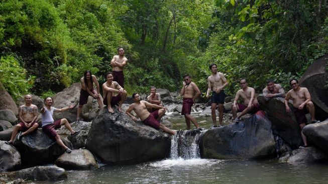 Para anggota Geng The Prediski asyik main di sungai. [Instagram]