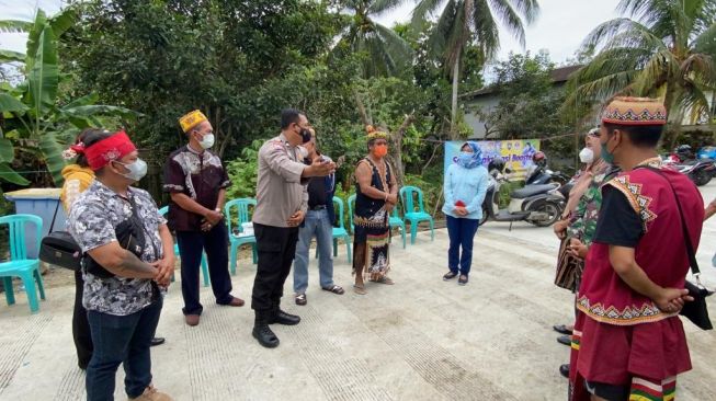 Unik! Safari Vaksinasi di Kelurahan Graha Indah Balikpapan, Sesepuh Dayak di Wilayah itu Ikut Turun Tangan