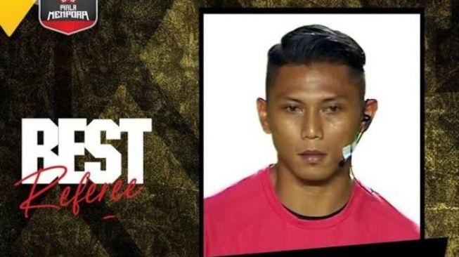 5 Top Bola Sepekan: Profil Agus Fauzan, Wasit Kontroversial yang Rugikan Persebaya hingga Dikritik Aji Santoso