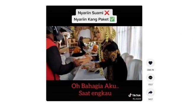 Aksi kocak pengantin perempuan, menunggu tukang paket. [TikTok]