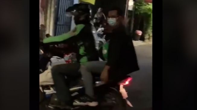 Ojol membawa anak saat bekerja membuat penumpang terenyuh (TikTok)