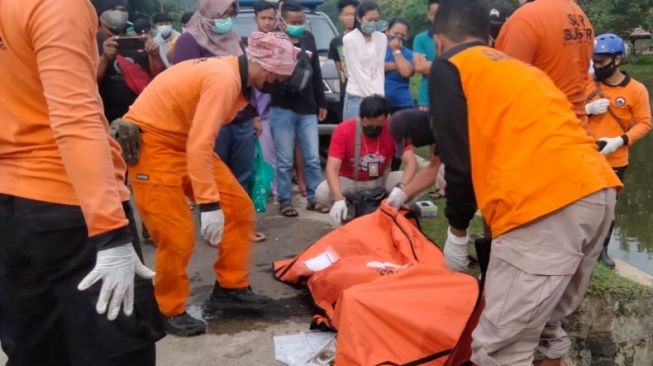 Geger Warga Klapanunggal Temukan Pria Tergeletak di Pinggir Jalan, Belati Tertancap di Punggung