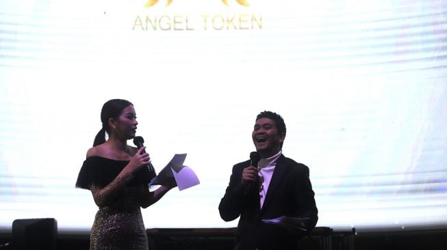 Pembawa acara Indra Bekti menjadi host dalam acara perkenalan Angel Token di Holywings Senayan, Jakarta, Selasa (1/3/2022). [Suara.com/Angga Budhiyanto]