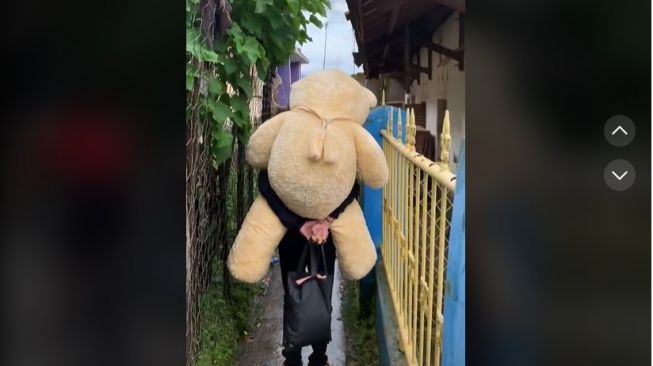 Viral Pemuda Susah Payah Berikan Boneka Super Besar Untuk Pacar di Hari Jadi ke 2 Bulan