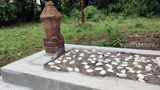 Kondisi makam yang ramai disebut keturunan Nabi Sulaiman pasca batu nisannya dibongkar usai membuat geger di Kampung Talaga Cihirup, Desa Slapajang, Kecamatan Cisoka, Kabupaten Tangerang, Selasa (1/3/2022). [SuaraJakarta.id/Wivy Hikmatullah]