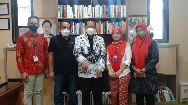 Tim Nyalanesia berfoto bersama Kepala Dinas Dikbud Kabupaten Sidoarjo, Dr. Tirto Adi, M.Pd. (Foto : Disdikbud Sidorajo)