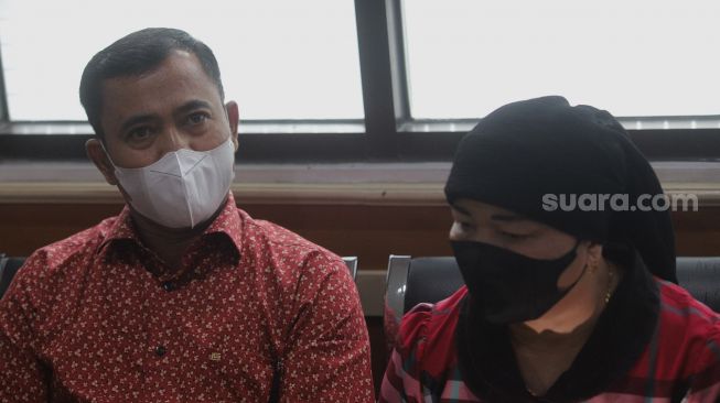 Ayah Bibi Ardiansyah, Haji Faisal memberikan keterangan kepada awak media sebelum mengikuti sidang lanjutan penetapan perwalian Gala Sky Andriansyah di Pengadilan Agama Jakarta Barat, Jakarta, Rabu (2/3/2022). [Suara.com/Angga Budhiyanto]