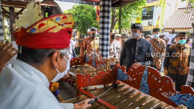 Gubernur DKI Jakarta Anies Baswedan (kanan) saat menghadiri Upacara Tawur Agung Kesanga di Pura Aditya Jaya, Rawamangun, Jakarta Timur, Rabu (2/3/2022). [Suara.com/Alfian Winanto]