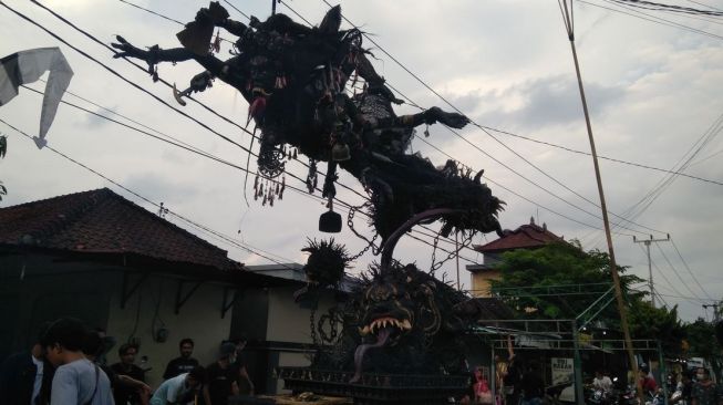 Sebuah Ogoh-ogoh saat diarak di kawasan Banjar Dukuh Mertajati, Sidakarya, Denpasar Selatan, Denpasar, Bali, pada Rabu (2/3/2022) malam [Suara.com/Yosef Rian] 