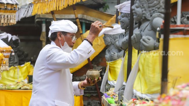 Sejumlah umat Hindu melaksanakan Upacara Tawur Agung Kesanga di Pura Aditya Jaya, Rawamangun, Jakarta Timur, Rabu (2/3/2022). [Suara.com/Alfian Winanto]