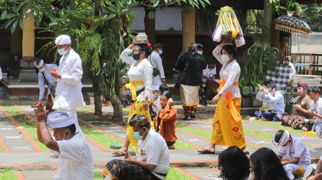 Sejumlah umat Hindu melaksanakan Upacara Tawur Agung Kesanga di Pura Aditya Jaya, Rawamangun, Jakarta Timur, Rabu (2/3/2022). [Suara.com/Alfian Winanto]