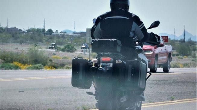 Side model box sepeda motor atau biasa disebut side saddlebag [Envato Elements/twnety20photos].