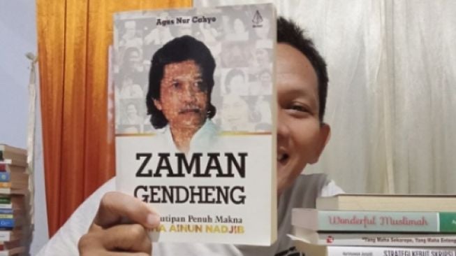 Ulasan Buku Zaman Gendheng: Berguru Kebijaksanaan Hidup pada Cak Nun