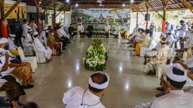 Gubernur DKI Jakarta Anies Baswedan saat menghadiri Upacara Tawur Agung Kesanga di Pura Aditya Jaya, Rawamangun, Jakarta Timur, Rabu (2/3/2022). [Suara.com/Alfian Winanto]