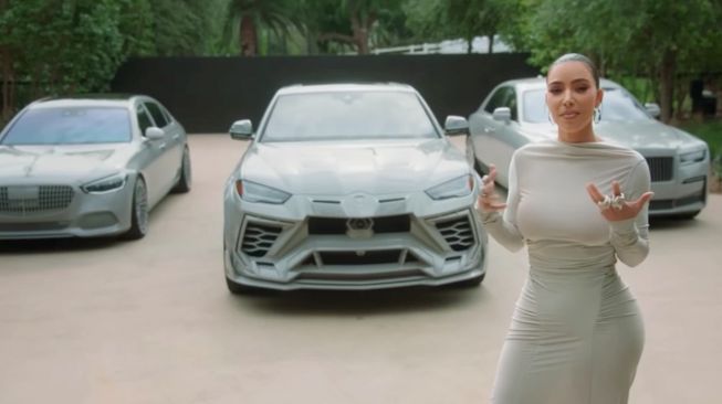 Kim Kardashian mengecat koleksi mobilnya dengan biaya yang mencapai miliaran rupiah (Driving.ca)