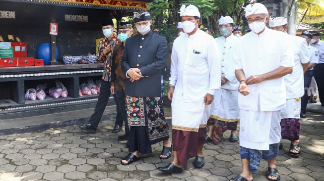 Gubernur DKI Jakarta Anies Baswedan (kiri) saat menghadiri Upacara Tawur Agung Kesanga di Pura Aditya Jaya, Rawamangun, Jakarta Timur, Rabu (2/3/2022). [Suara.com/Alfian Winanto]