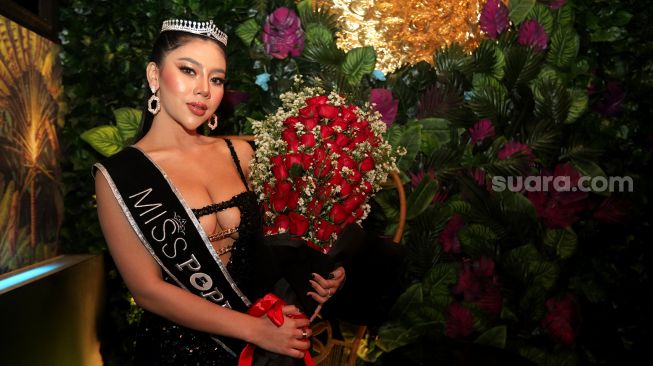 Ela Lala berpose usai mengikuti Grand final Miss Popular season I di Pavvo, Pantai Indah Kapuk, Jakarta Utara, Rabu (2/3/2022). [Suara.com/Angga Budhiyanto]