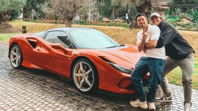 Artis dapat mobil mewah saat ulang tahun (Instagram/@raffinagita1717)