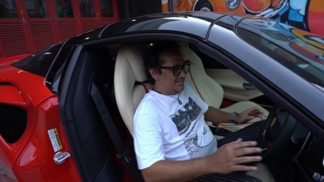 Andre Taulany mencoba Ferrari F8 milik Raffi Ahmad. [YouTube Taulany TV]