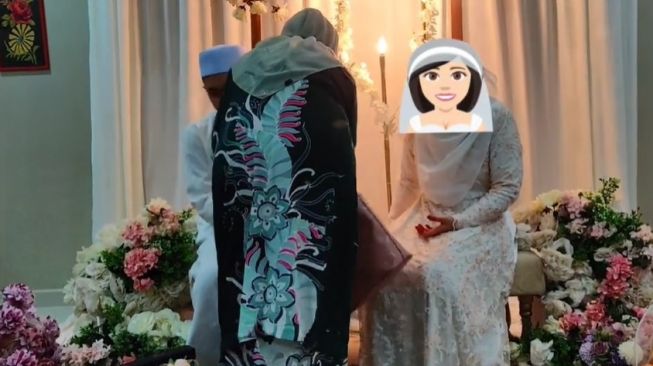 Viral Pengantin Pria Gugup Salaman dengan Istri, Ibu sampai Naik Pelaminan Paksa Pria Ini Sentuh Tangan Istri