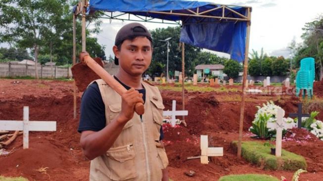 2 Tahun Pandemi: Cerita Penggali Kubur di TPU Jombang Tangsel, Disemprot Keluarga Korban-Kerja Sampai Pagi