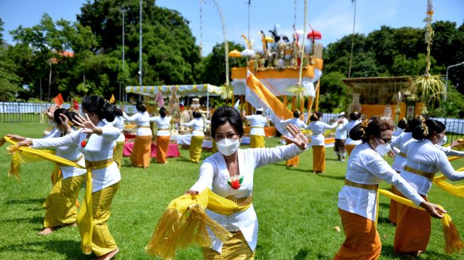 Umat Hindu mengikuti rangkaian prosesi Upacara Tawur Agung Kesanga di Lapangan Puputan Badung, Denpasar, Bali, Rabu (2/3/2022). ANTARA FOTO/Fikri Yusuf