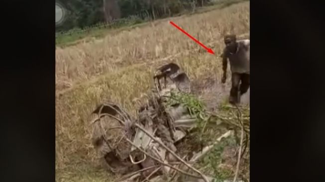 Mau Bajak Sawah, Petani Ini Malah Jungkir Balik Bareng Traktor