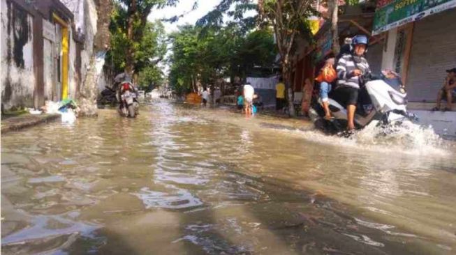 Sampang Madura Dikabarkan Lumpuh Total, Ribuan Rumah Warga, Perkantoran, Sekolah dan Jalanan Terendam Banjir
