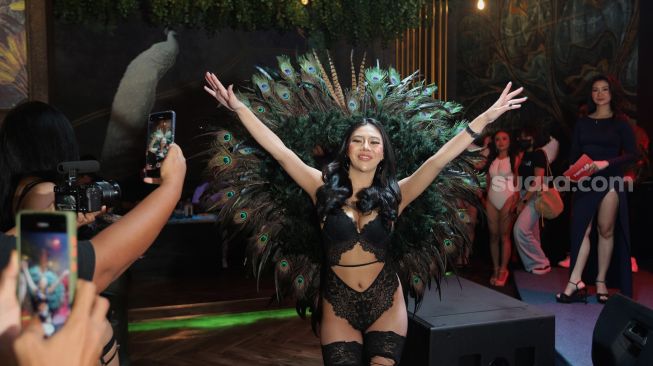  Ela Lala melakukan peragaan busana saat Grand final&nbsp;Miss Popular season I di Pavvo, Pantai Indah Kapuk, Jakarta Utara, Rabu (2/3/2022). [Suara.com/Angga Budhiyanto]