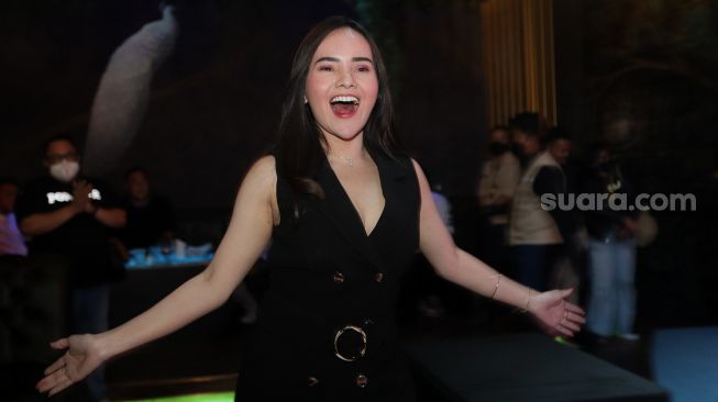 Finalis melakukan peragaan busana saat Grand final Miss Popular season I di Pavvo, Pantai Indah Kapuk, Jakarta Utara, Rabu (2/3/2022). [Suara.com/Angga Budhiyanto]