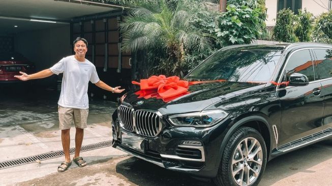 Artis dapat mobil mewah saat ulang tahun (Instagram/@vidialdiano)