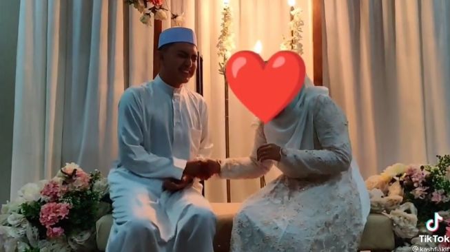 Viral Pria Gugup Salaman dengan Istri, Ibu sampai Naik Pelaminan Paksa Pria Ini Sentuh Tangan Istri (ohbulan.com;TikTok/Kashfi Akif)