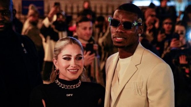 Pemain sepak bola Prancis Paul Pogba (kanan) dan istrinya Maria Zulay Salaues (kiri) meninggalkan Paris Fashion Week di Paris, pada 28 Februari 2022 .Sameer Al-DOUMY/AFP