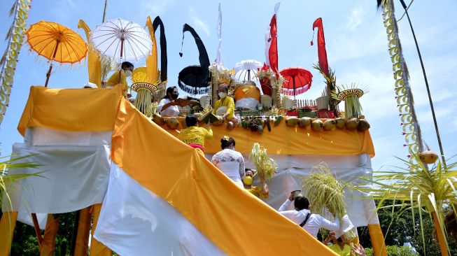 Umat Hindu mengikuti rangkaian prosesi Upacara Tawur Agung Kesanga di Lapangan Puputan Badung, Denpasar, Bali, Rabu (2/3/2022). ANTARA FOTO/Fikri Yusuf