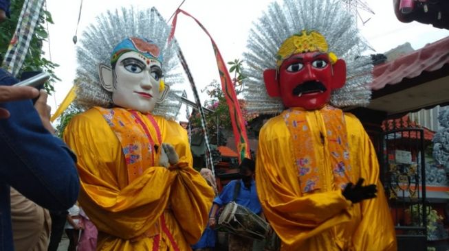 Ondel-ondel di karnaval jelang HUT Kota Bekasi di Kampung Bali (Suara.com/Rendy Rutama Putra)