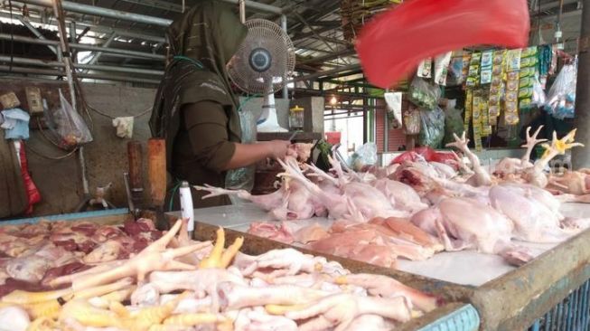 Penjual daging ayam potong di Pasar Rawa Kalong, Bekasi (Suara.com/Rendy Rutama Putra)