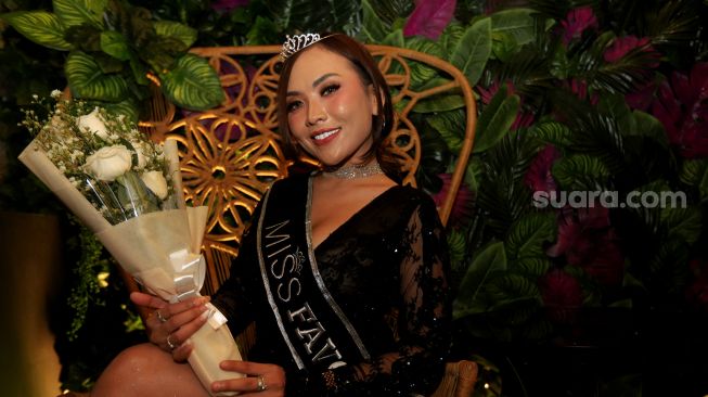 Amoy Berlian berpose usai mengikuti  Grand final&nbsp;Miss Popular season I di Pavvo, Pantai Indah Kapuk, Jakarta Utara, Rabu (2/3/2022). [Suara.com/Angga Budhiyanto]