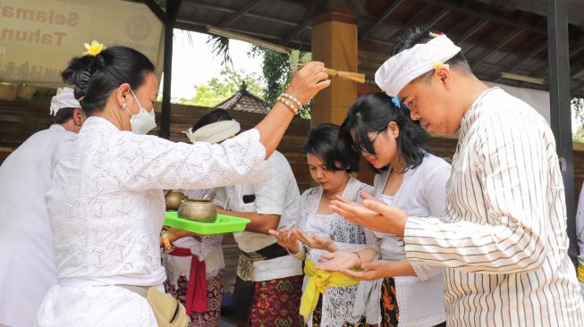 Sejumlah umat Hindu melaksanakan Upacara Tawur Agung Kesanga di Pura Aditya Jaya, Rawamangun, Jakarta Timur, Rabu (2/3/2022). [Suara.com/Alfian Winanto]