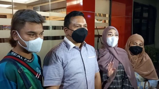 Ayu Aulia usai melaporkan kakak angkatnya, Ade Ratna Sari di Polres Jakarta Selatan [Suara.com/Adiyoga Priyambodo]