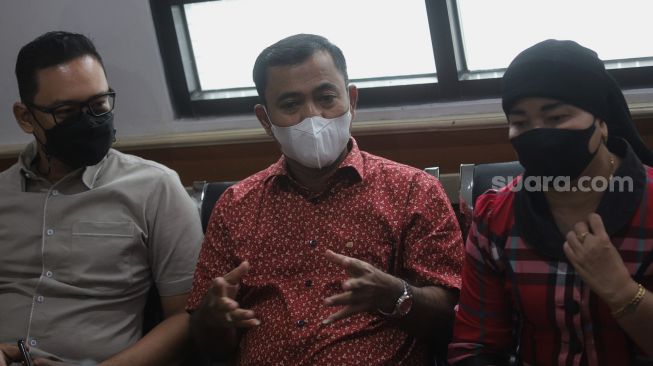 Ayah Bibi Ardiansyah, Haji Faisal memberikan keterangan kepada awak media sebelum mengikuti sidang lanjutan penetapan perwalian Gala Sky Andriansyah di Pengadilan Agama Jakarta Barat, Jakarta, Rabu (2/3/2022). [Suara.com/Angga Budhiyanto]